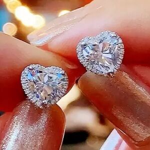 New Beautiful 925 Sterling Silver White Sapphire Heart Studs